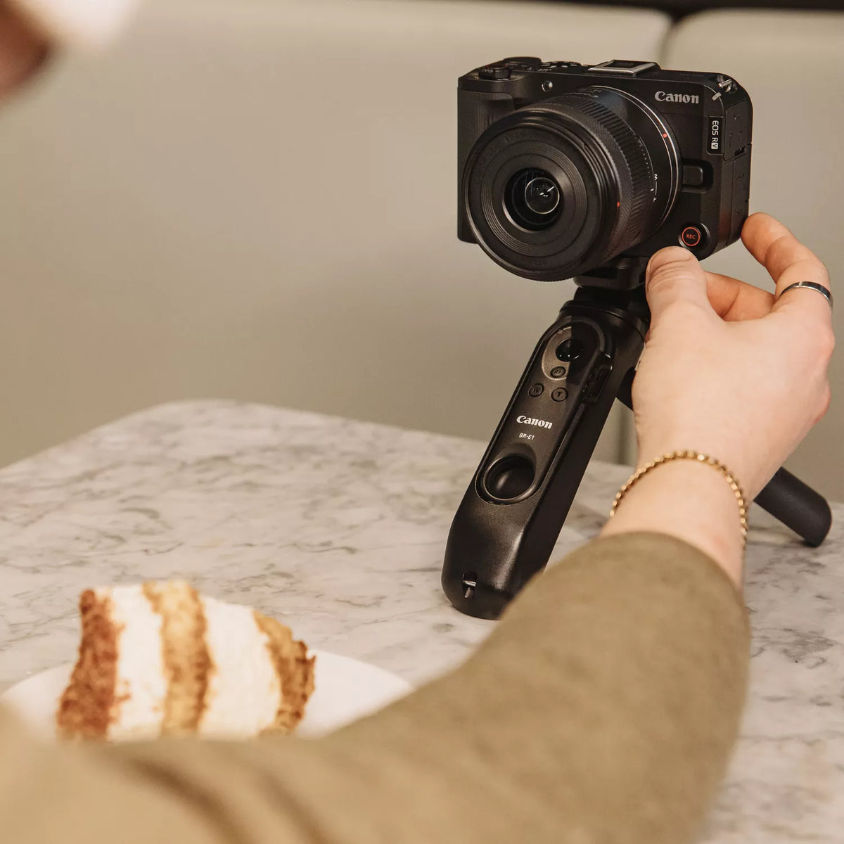 Canon EOS R50 V Mirrorless Camera 14-30mm Lens Video Creator Bundle