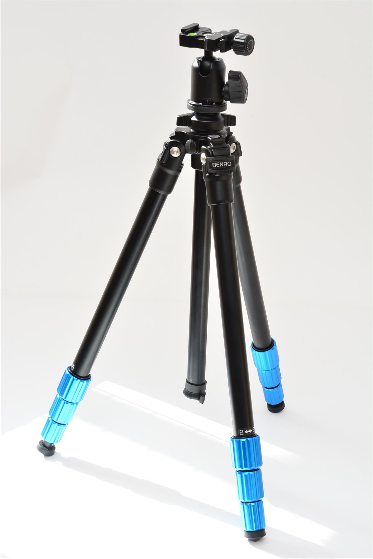 Used Benro TSL08A Slim Tripod