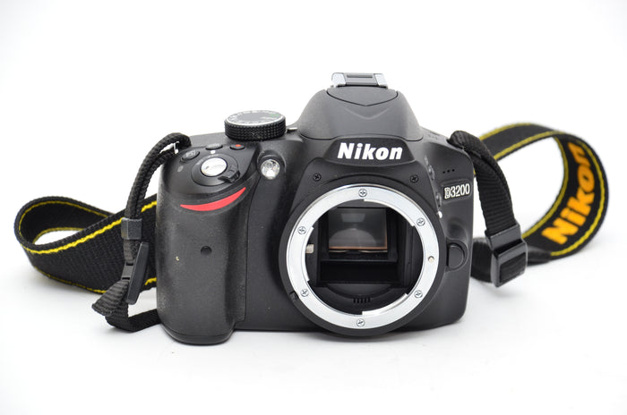 Used Nikon D3200 Camera + AF-S DX NIKKOR 18-55mm f/3.5-5.6 G VR Kit Lens