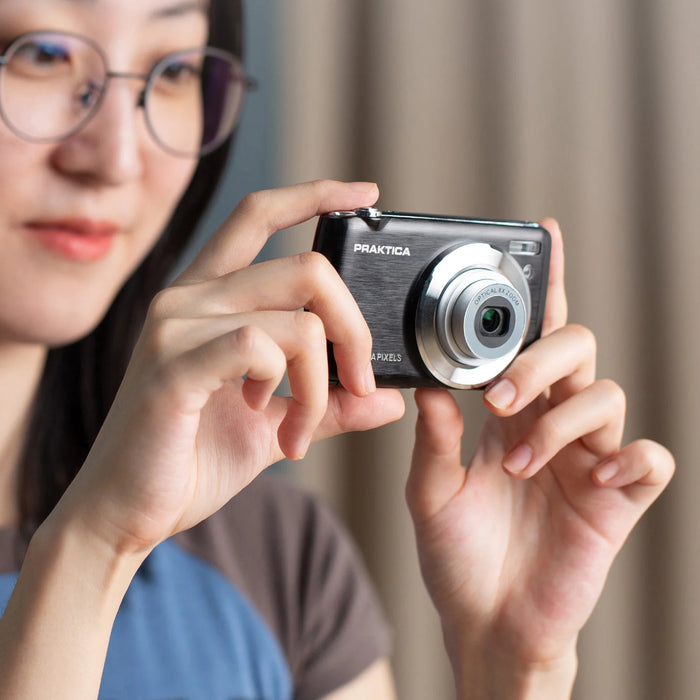 Praktica Luxmedia BX-D18 Digital Camera inc.32gb SD card and card reader