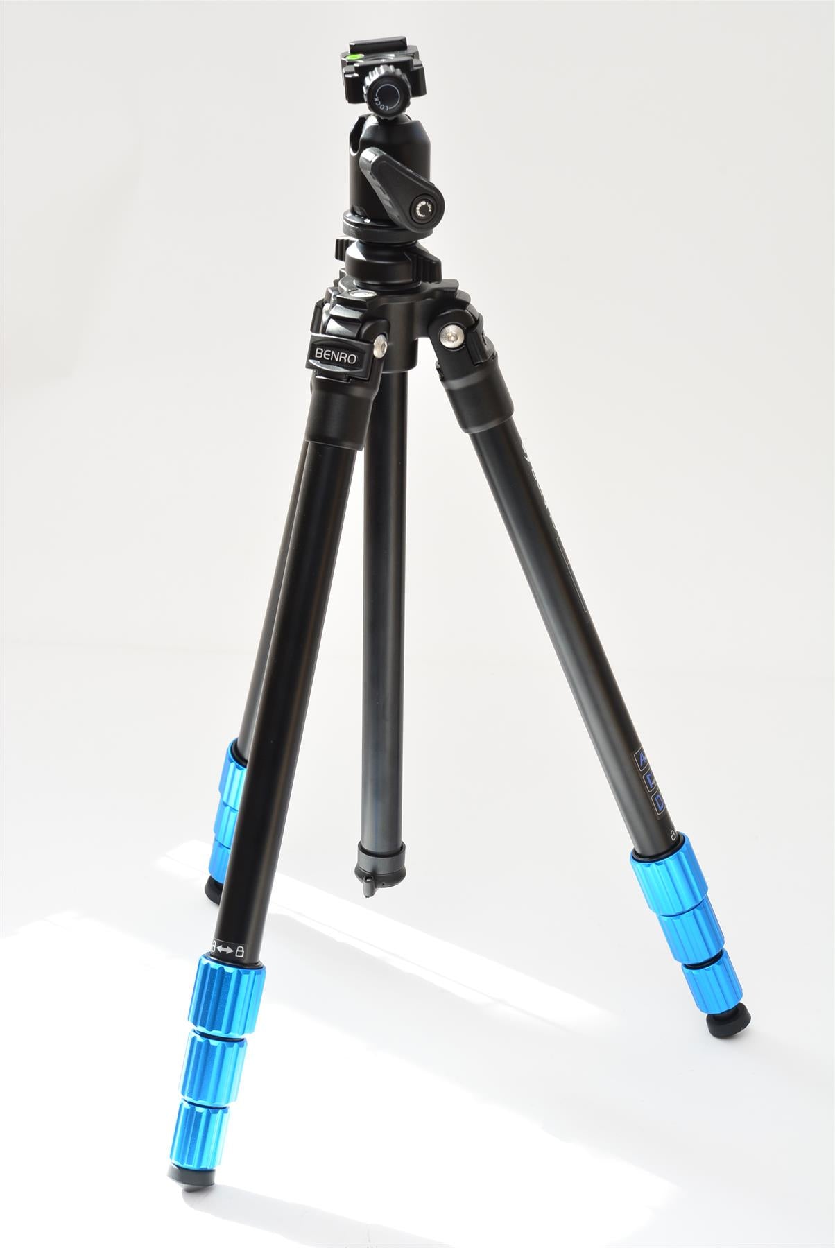 Used Benro TSL08A Slim Tripod