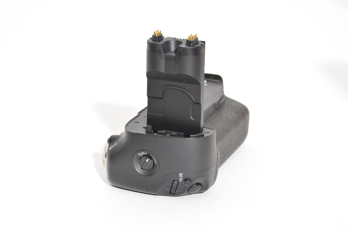 Used Canon BG-E7 Battery Grip